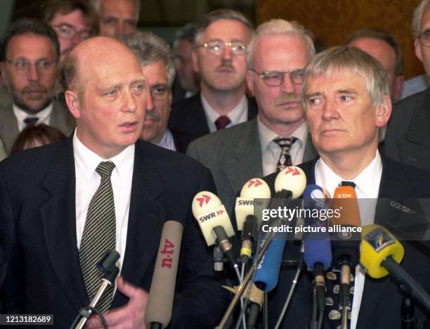 Herbert Mai , der Vorsitzende der Gewerkschaft Öffentliche Dienste, Transport und Verkehr , und Bundesinnenminister Otto Schily erklären am 6.5.2000...