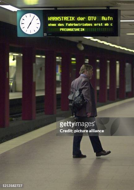 In der U-Bahn Station am Frankfurter Hauptbahnhof wartet am Morgen des 4.5.2000 ein Mann auf den ersten Zug. Einen Tag vor Beginn der dritten...