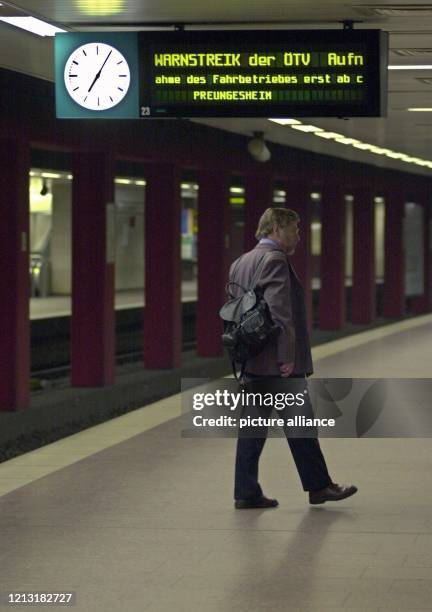 In der U-Bahn Station am Frankfurter Hauptbahnhof wartet am Morgen des 4.5.2000 ein Mann auf den ersten Zug. Einen Tag vor Beginn der dritten...