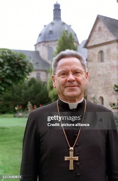 Der Erzbischof des Bistums Fulda, Johannes Dyba, aufgenommen am 1.9.1999 im Garten des bischöflichen Palais. Im Hintergrund der Dom von Fulda und die...