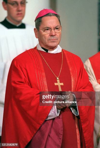 Der Erzbischof von Fulda, Johannes Dyba, aufgenommen am 22.9.1998 im Fuldaer Dom während der Herbstvollversammlung der Bischöfe. Johannes Dyba ist...