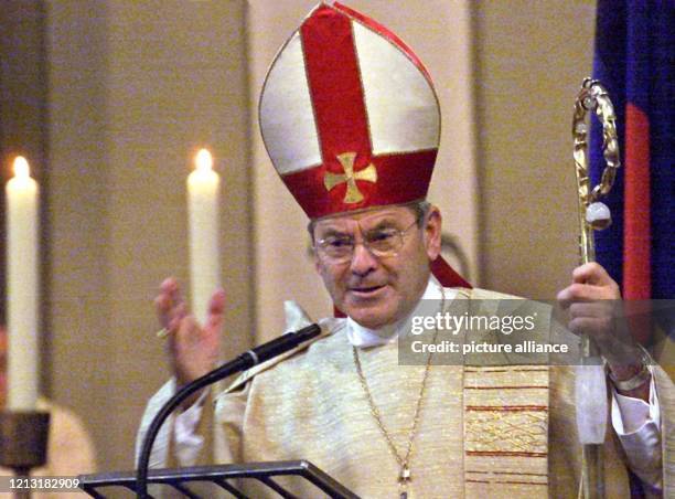 Johannes Dyba, Erzbischof des Bistums Fulda, zelebriert am 2.6.2000 anlässlich des 94. Deutschen Katholikentags in Hamburg einen Gottesdienst. Der...