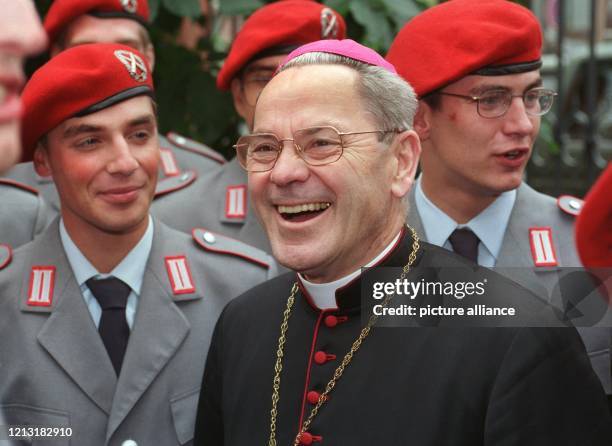 Johannes Dyba, Erzbischof von Fulda und katholischer Militärbischof für die Bundeswehr, unterhält sich am 12.6.1998 nach einer Eucharistiefeier in...