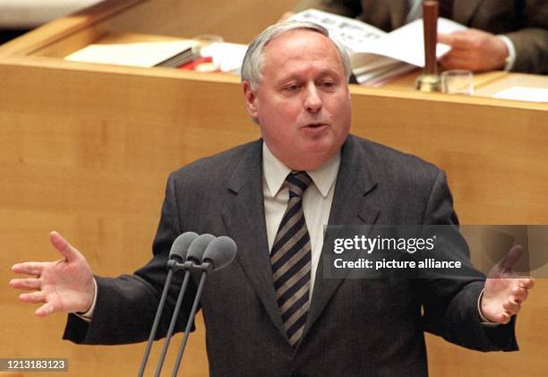 Bundesfinanzminister Oskar Lafontaine weist in seiner Rede am 3.3.1999 im Bonner Bundestag den Vorwurf des «Abkassierens» bei den Autofahrern zurück....