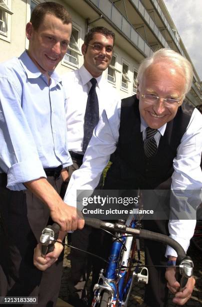 Der bayerische Ministerpräsident Edmund Stoiber steigt am 2.5.2000 in München auf ein Rennrad, neben ihm der US-amerikanische Weltklasse-Radfahrer...