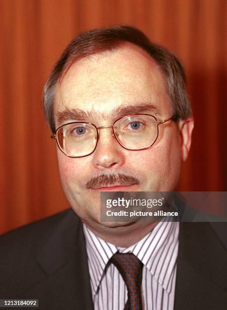 Roland W. Voigt, Vorstand von Schott Glas, Finanzvorstand der Carl-Zeiss-Stiftung, aufgenommen am 25.2.1999 auf einer Pressekonferenz in Frankfurt/M.