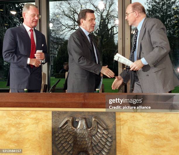 Bundeskanzler Gerhard Schröder verabschiedet sich am 25.2.1999 nach der gemeinsamen Pressekonferenz zur vorangegangenen Sitzung des "Bündnis für...