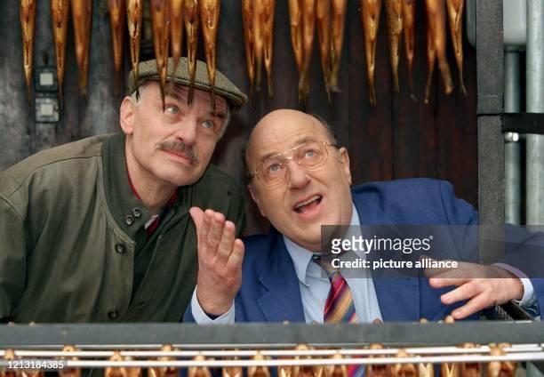Der Schauspieler Manfred Krug zeigt seinem Kollegen Charles Brauer bei Dreharbeiten zum Tatort "Traumhaus" am 25.2.1999 in der Fischräucherei des...