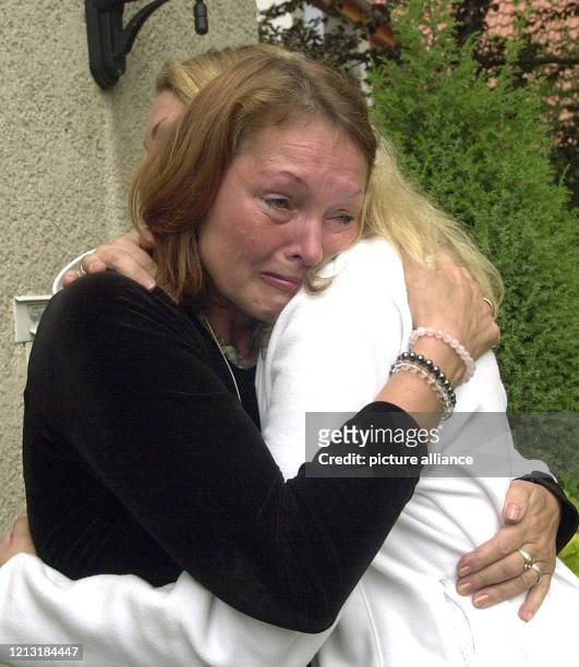 Heiderose Niemeyer und ihre Tochter Ariane fallen sich am 17.7.2000 in Göttingen vor Freude und Erleichterung nach der Nachricht von der Freilassung...