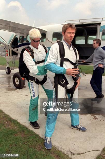Der Sprunglehrer Sönke Jacobshagen befestigt die Gurte am Rücken von TV-Moderator Jörg Pilawa , bevor beide am 20.4.2000 vom Flugplatz Hartenholm bei...