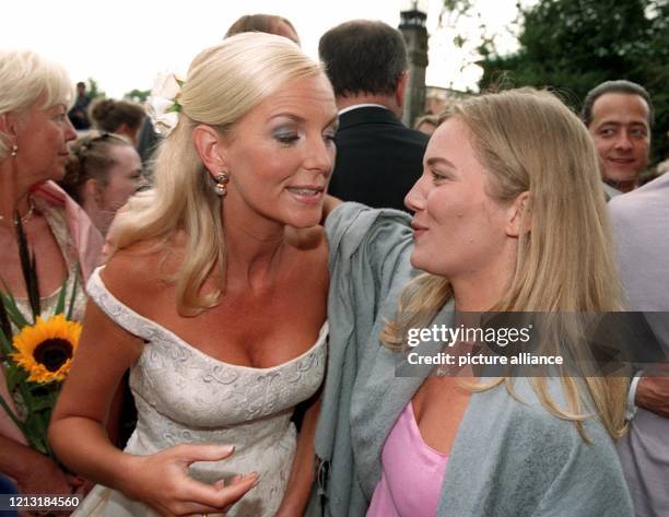 Schauspielerin Jessica Stockmann gratuliert Jan Fedders Braut Marion Kurt nach der kirchlichen Trauung am 15.7.2000 zu ihrer Hochzeit. Der...