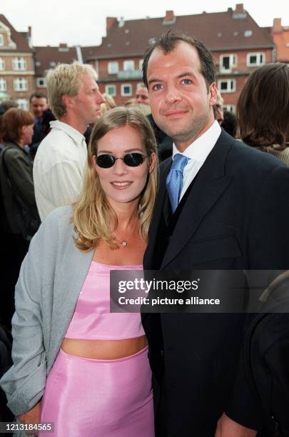 Schauspielerin Jessica Stockmann und Kollege Marek Erhardt posieren zusammen auf der Hochzeit von Schauspieler Jan Fedders am 15.7.2000 in Hamburg....