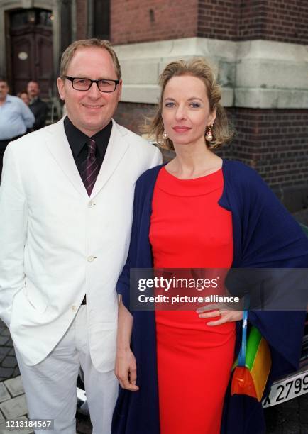 Schauspielerin Mareike Carriere und ihr Lebensgefährte Gerd Klement nehmen als Gäste an der Hochzeit von Schauspieler Jan Fedders am 15.7.2000 in...