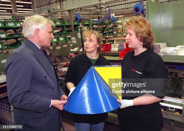 Niedersachsens Ministerpräsident Gerhard Glogowski spricht am 22.2.1999 in Springe bei Hannover im Betrieb der AEG Lichttechnik mit den...