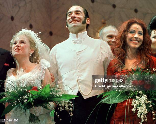 Nach der Europa-Premiere des Musicals "Jekyll & Hyde" am 19.2.1999 bekommen die Hauptdarsteller Susanne Dengler als Lisa, Ethan Freeman als Dr....