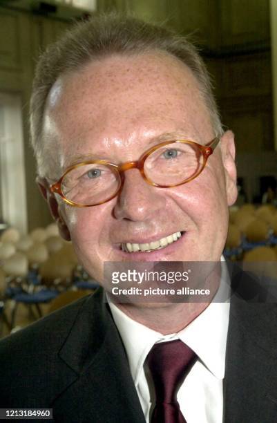 Der neue Präsidenten des Bundesamtes für die Anerkennung ausländischer Flüchtlinge, Albert Schmid, aufgenommen bei seiner Amtseinführung am 13.7.2000...