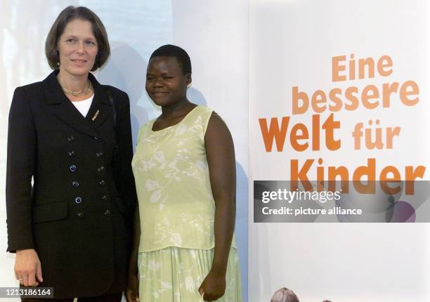 Christina Rau, die Gattin des Bundespräsidenten, steht am 12.7.200 im Pavillon der Hoffnung der Organisationen Christlicher Verein junger Männer ,...