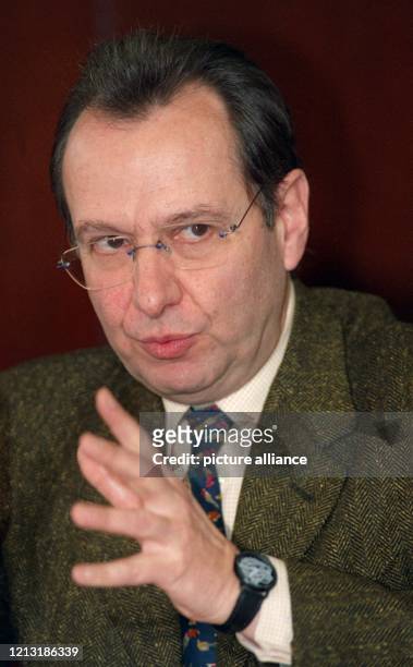 Der französische Museumsdirektor Jean-Hubert Martin stellt sich am 17.2.1999 als neuer künstlerischer Leiter der neuen Kunststiftung Ehrenhof in...
