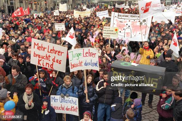 Rund 5000 Eltern, Kinder und Lehrer aus Niedersachsen demonstrieren am 13.2.1999 auf dem Opernplatz in Hannover gegen ein neues Grundschul-Modell....