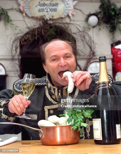 Mit einer Phantasieuniform bekleidet beißt der Münchner Gastwirt Sepp Krätz am Faschingsdienstag in eine "Champagner-Weißwurst", die er selbst...