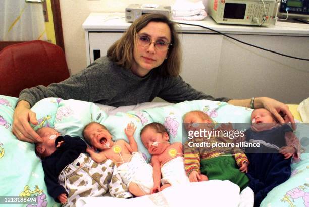 Ursula Beutelsbacher aus Karlsbad-Auerbach bei Karlsruhe beobachtet täglich, so auch am 18.2.1999, die Entwicklung ihrer Fünflinge, Christian,...