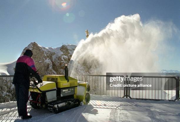 Mit einer Schneefräse beseitigt ein Mitarbeiter am 23. Juni 1999 den Neuschnee auf der Aussichtsplattform der Zugspitze. Mit eisigen minus 9,4 Grad...