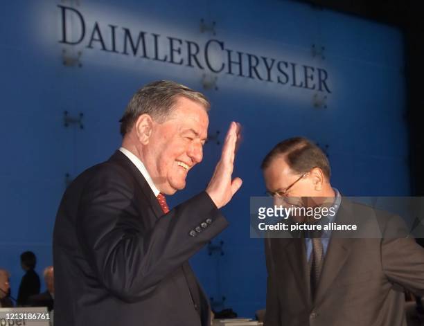 Gemeinsam begeben sich DaimlerChrysler-Aufsichtsratschef Hilmar Kopper und Vorstandschef Jürgen Schrempp am 19.4.2000 im Berliner Internationalen...