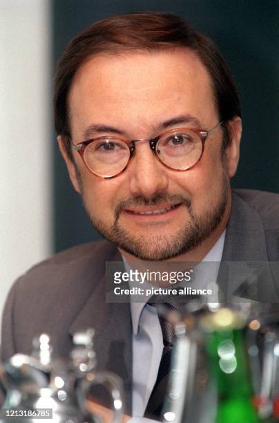 Der Finanzvorstand des Kosmetikkonzerns Marbert AG, Alberto Cavalli, aufgenommen am 19.4.2000 in Düsseldorf.