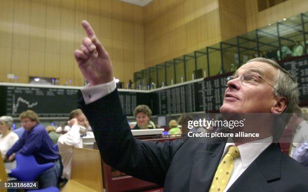 Der deutsche EADS-Co-Chef Rainer Hertrich zeigt am 10.7.2000 vor der Erstnotierung der Aktie im Handelssaal der Frankfurter Wertpapierbörse nach...