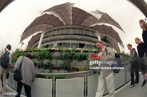 Besucher informieren sich am 4.7.2000 in Hannover am Expo-Pavillon über die dort heimischen Pflanzen. Auch der spektakuläre Bau architektonisch an...