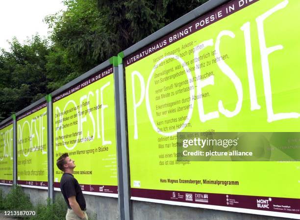 Ein Mann liest am 7.7.2000 auf einem Plakat in Frankfurt/Main ein Gedicht. Die Literaturhäuser Frankfurt, Hamburg, Berlin, Köln und München wollen...