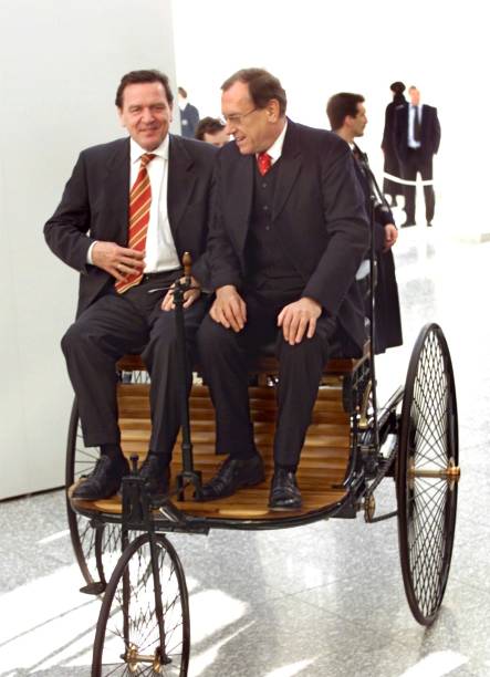 Wie zu Großvaters Zeiten: Bundeskanzler Gerhard Schröder und der Daimler-Chrysler-Vorstandsvorsitzenden Jürgen Schrempp testen das Fahrgefühl in...