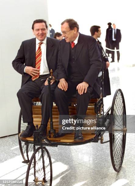 Wie zu Großvaters Zeiten: Bundeskanzler Gerhard Schröder und der Daimler-Chrysler-Vorstandsvorsitzenden Jürgen Schrempp testen das Fahrgefühl in...