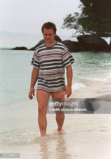 Uwe, Teilnehmer der SAT.1-Abenteuer-Show "Das Inselduell", sucht am 3.6.2000 auf der malayischen Insel Simbang nach verwertbarem Strandgut. Nach...