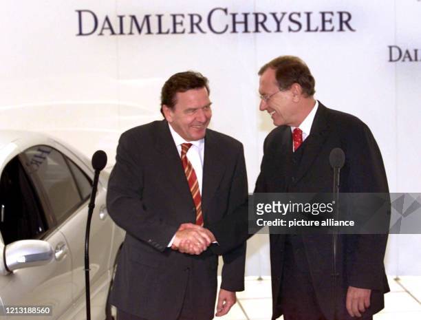 Der Daimler-Chrysler-Vorstandsvorsitzende Jürgen Schrempp begrüßt Bundeskanzler Gerhard Schröder am 12.2.1999 in der Konzernzentrale in Stuttgart....