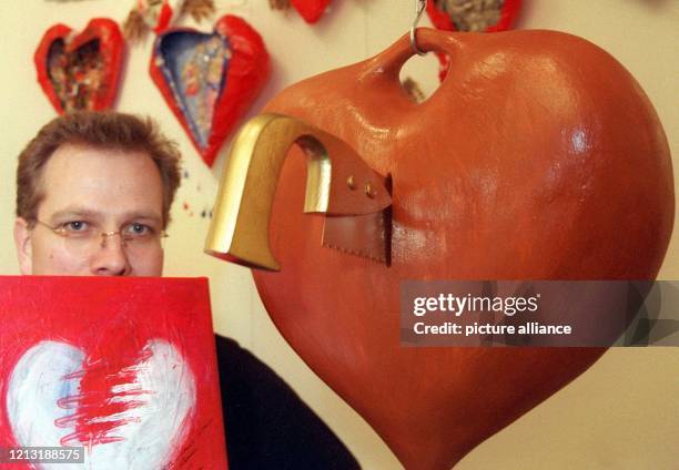 Herzen in allen Variationen präsentiert Museumsmitarbeiter Bernd Morgner am 9.2.1999 in Hilden im Landkreis Mettmann. Rund 100 Künstler aus...