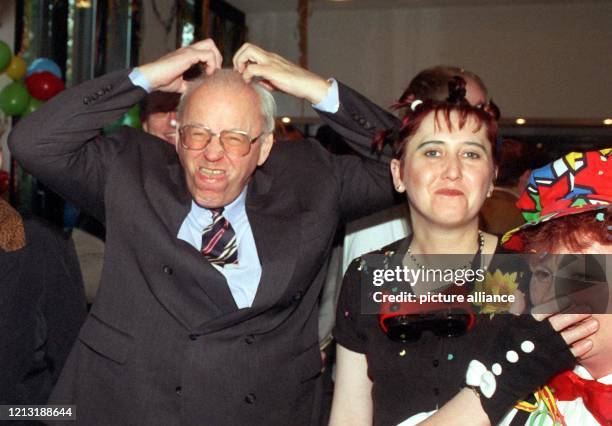 Roman Herzog in Super-Faschingslaune: Total ausgelassen schneidet der Bundespräsident am 11.2.1999 auf der Weiberfastnacht im Berliner Schloß...