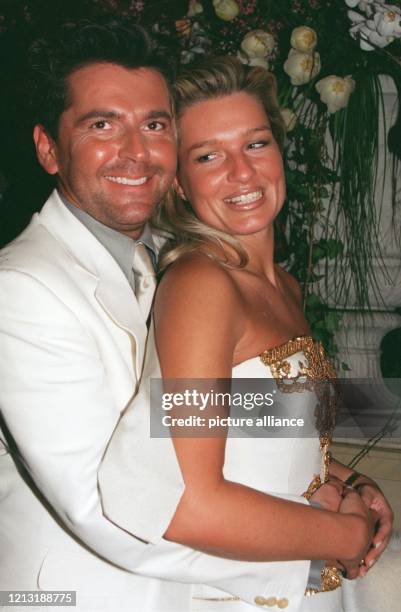 Thomas Anders und seine Freundin Claudia Hess amüsieren sich am 9.2.1999 im Anschluß an die Verleihung der Goldenen Kamera in Berlin. ANders und...