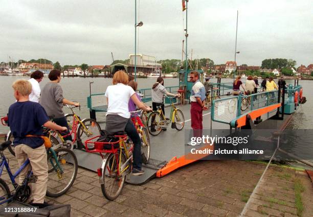 Touristen nutzen am 6. Juli 1999 die Schleifähre zum Übersetzen nach Arnis bei Kappeln . Täglich ist die kleine Personen- und Autofähre rund 15...