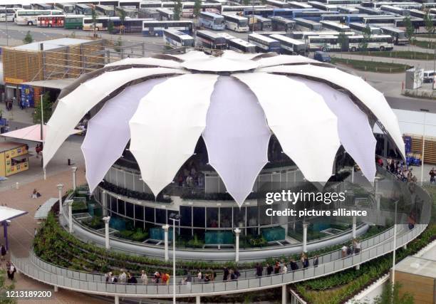 Besucher verlassen am 4.7.2000 den Pavillon von Venezuela auf der Expo in Hannover. Der spektakuläre Bau ist architektonisch an eine tropische Blume...