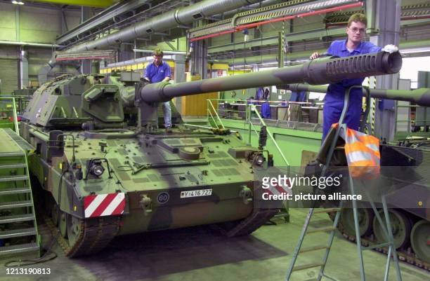 Hans-Gerhard Grote und Christian Sänger arbeiten am 30.6.2000 im niedersächsischen Unterlüß bei der Rheinmetall DeTec AG an einer Panzerhaubitze...