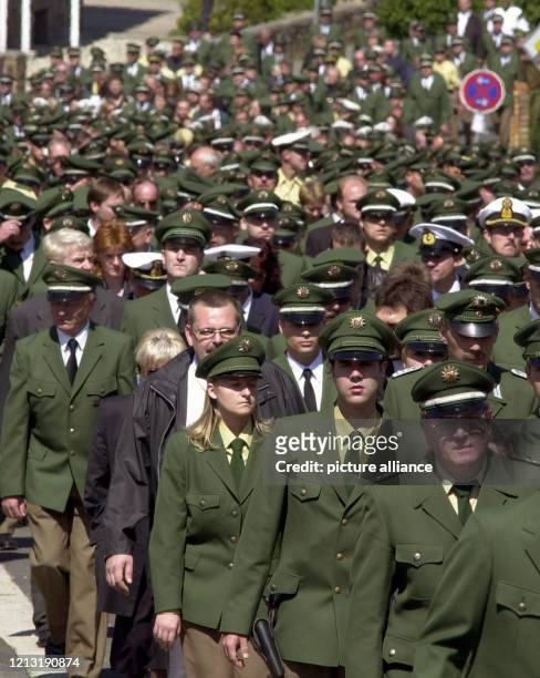 In einem Trauerzug laufen Polizisten am 29.6.2000 nach der Trauerfeier für den erschossenen Polizisten Ingo Grebert von der katholischen St....