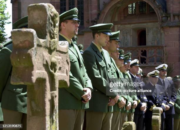Zahlreiche Polizisten verfolgen am 29.6.2000 vor der katholischen St. Valentinus-Kirche in Kiedrich bei Wiesbaden den über Lautsprecher nach außen...