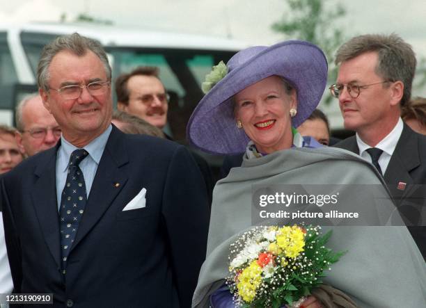 Die dänische Königin Margrethe II. Macht am 27.6.2000 während ihres Besuches auf dem Gelände der Weltausstellung Expo 2000 in Hannover mit ihrem...