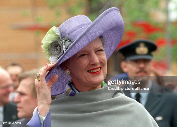 Die dänische Königin Margrethe II. Hält am 27.6.2000 während ihres Rundgangs auf dem Gelände der Weltausstellung Expo 2000 in Hannover ihren Hut...