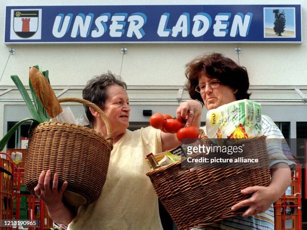 Mit vollen Einkaufskörben verlassen zwei Frauen aus Schornsheim den Supermarkt "Unser Laden" . Nach vier Jahren Planung und Bau haben die...