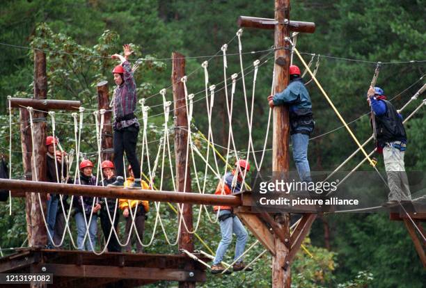 In luftiger Höhe von rund 15 Metern klettern und hangeln sich am 28.9.1999 Freizeit-Sportler durch den Hindernis-Parcours von Deutschlands höchstem...