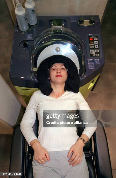 In einer neuartigen "Kopf-Waschmaschine" läßt Gjilsime Vesele am 29.9.1999 in einem Friseur-Salon im Hamburger Bleichenhof das Haarewaschen...