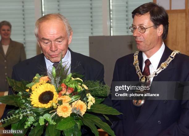 Bei der ersten Sitzung des neu gewählten Rates erhält der scheidende Dortmunder Oberbürgermeister Günter Samtlebe am 1.10.1999 im Dortmunder Rathaus...
