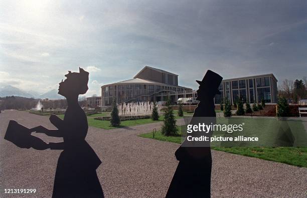 Zwei Silhouetten-Skulpturen vor dem neu gebauten Musical-Theater Neuschwanstein am Ufer des Forggensees, aufgenommen am 7.4.2000. Durch eine 150...